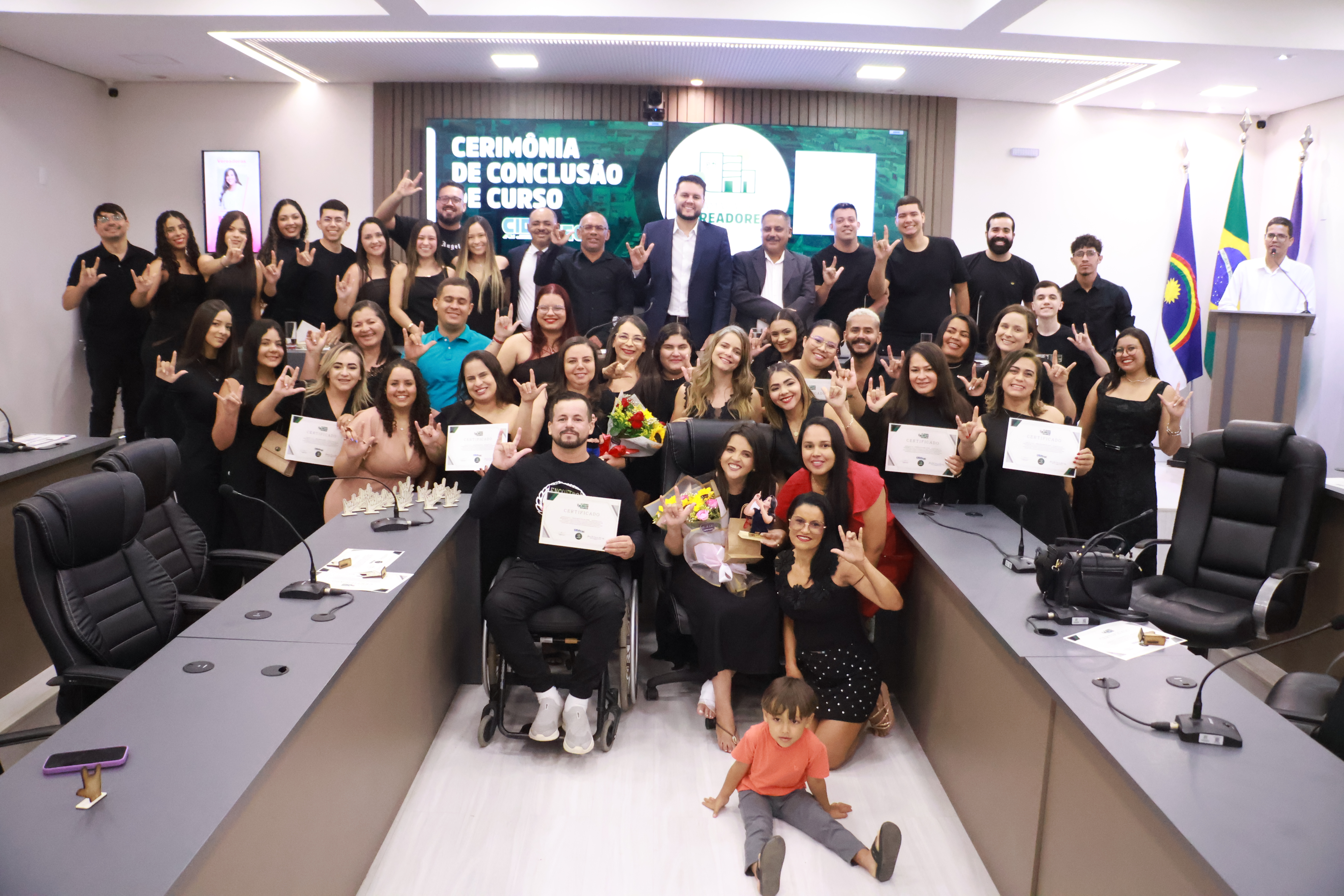 Câmara de Vereadores de Santa Cruz do Capibaribe encerra ano legislativo com entrega de certificados de cursos do Cidatec