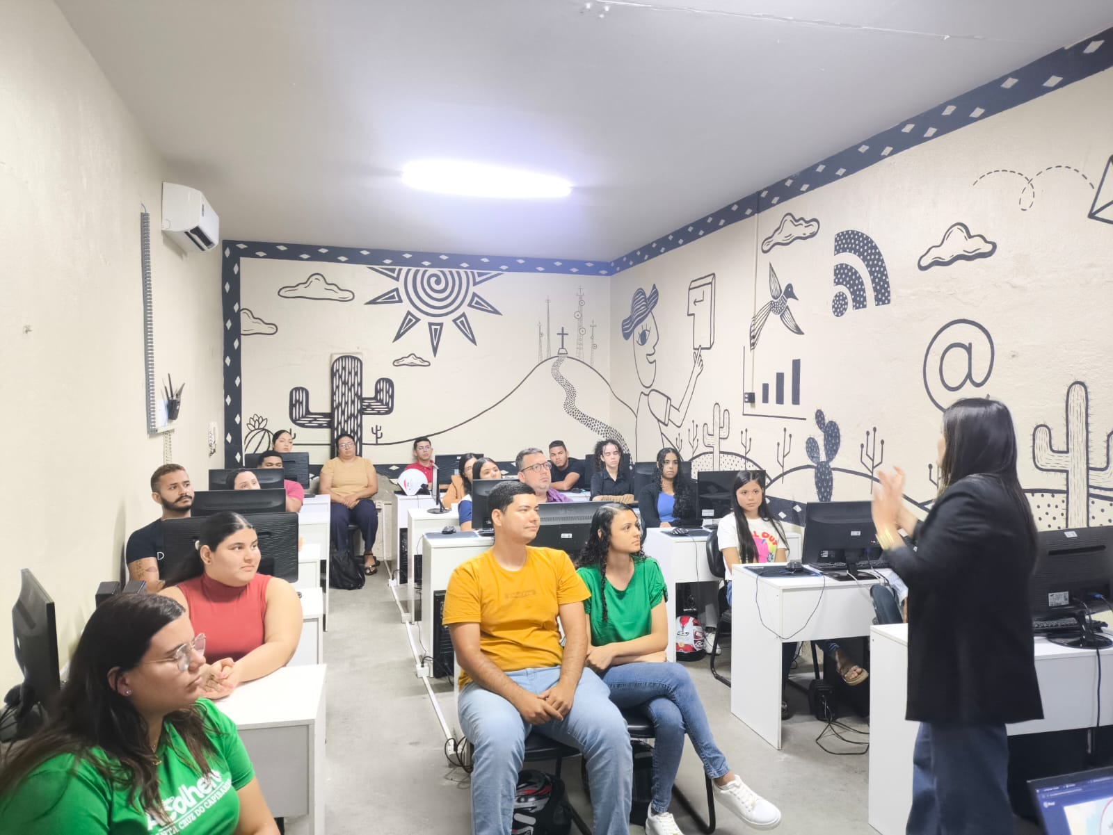 Anexo da Câmara de Vereadores, CIDATEC abre inscrições para cursos de Robótica & Programação, Informática Básica, Libras Básico 2 e Kids