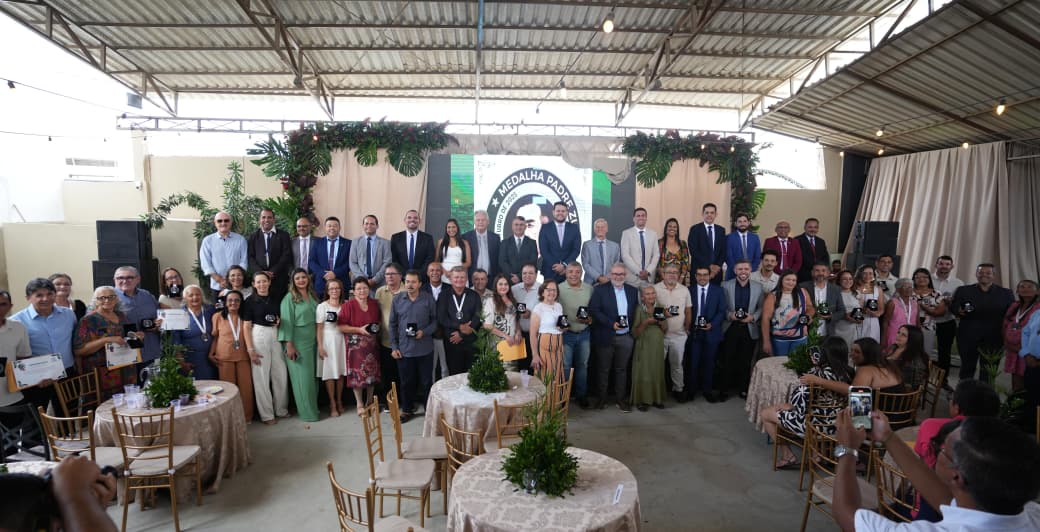 Câmara de Vereadores de Santa Cruz do Capibaribe concede Medalha Padre Zuzinha